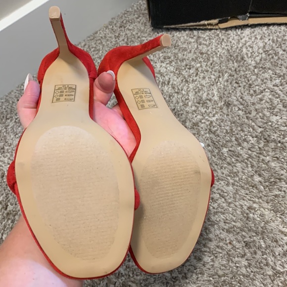 BNIB. Fashion Nova red heels - Picture 4 of 4